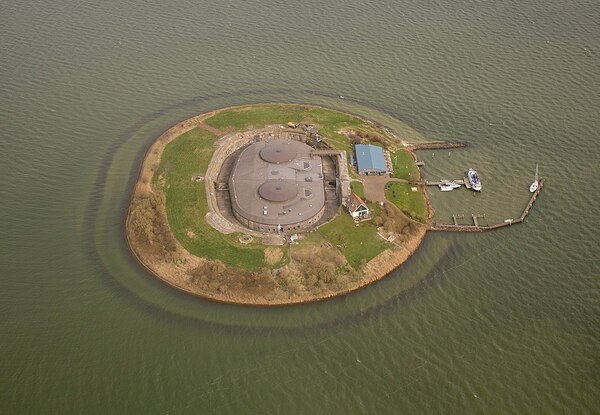 1042px-526452-fort-pampus